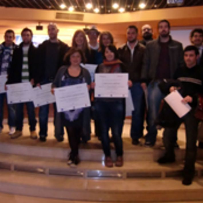 Uno de los inscritos recibe su diploma