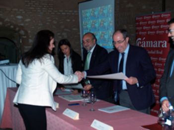 Foto del grupo de alumnos, alcalde de Manzanares, presidente de la Cámara y miembros de Incyde, tras la entrega de diplomas