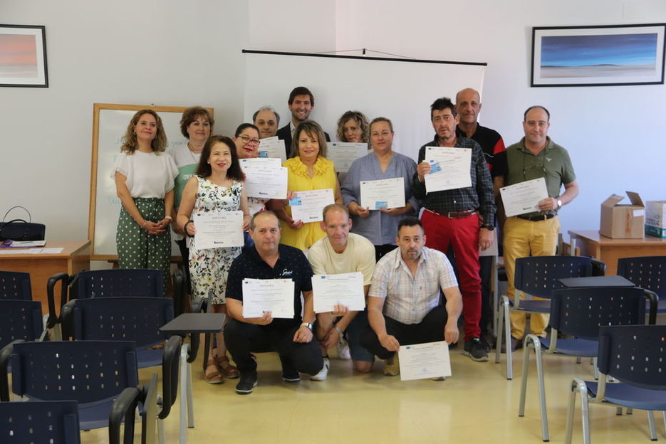 Clausura curso operaciones auxiliares de almacen. Participantes con sus diplomas