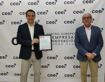 Jesús María Espinosa y Mariano León, en el acto de entrega del Sello EIBT