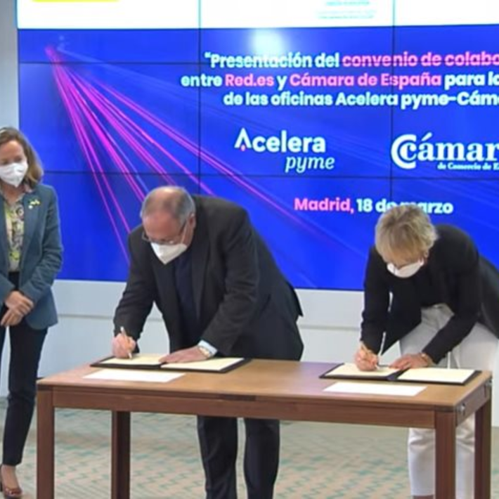 La Vicepresidenta Tercera y ministra de Asuntos Económicos y Transformación Digital, Nadia Calviño, en la firma entre la secretaria de Estado de Digitalización e Inteligencia Artificial, Carme Artigas y el presidente de la Cámara de Comercio de España, José Luis Bonet.