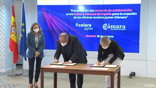 La Vicepresidenta Tercera y ministra de Asuntos Económicos y Transformación Digital, Nadia Calviño, en la firma entre la secretaria de Estado de Digitalización e Inteligencia Artificial, Carme Artigas y el presidente de la Cámara de Comercio de España, José Luis Bonet.