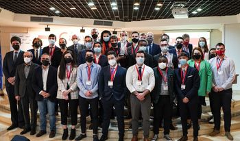 Foto de familia de equipos finalistas, patrocinadores y colaboradores